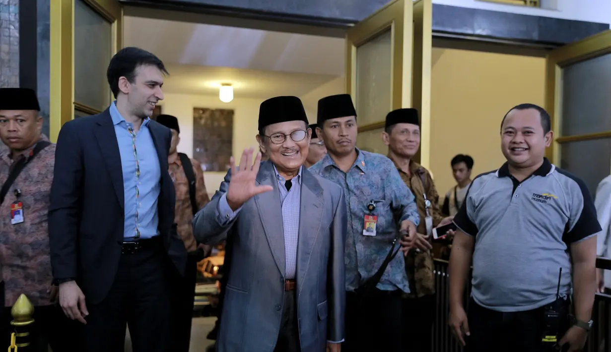 "Saya terkesan, tadi lihat langsung dan lihat scene di duta besar Indonesia. Saya hadir dan mengikuti scennya, Mas Hanung hebat bangat bisa mendirect pemain-pemainnya," jelas Eyang Habibie. (Adrian Putra/Bintang.com)