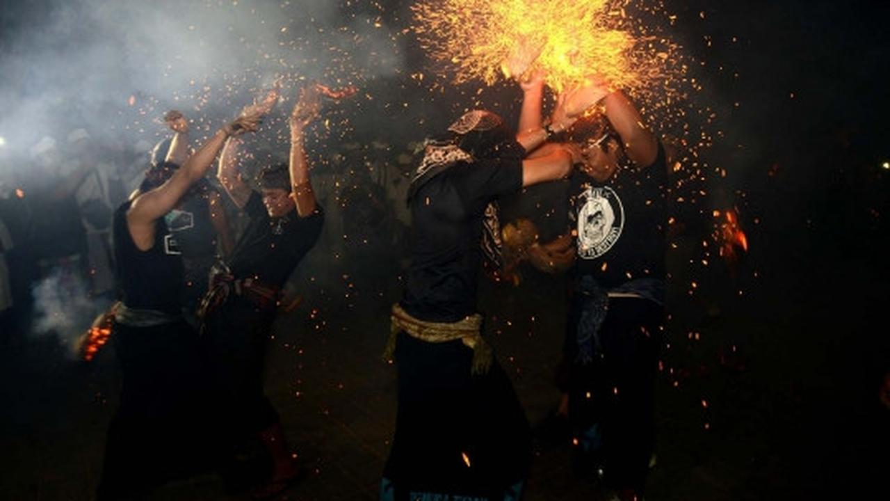 Menyaksikan panasnya tradisi perang api Siat Geni