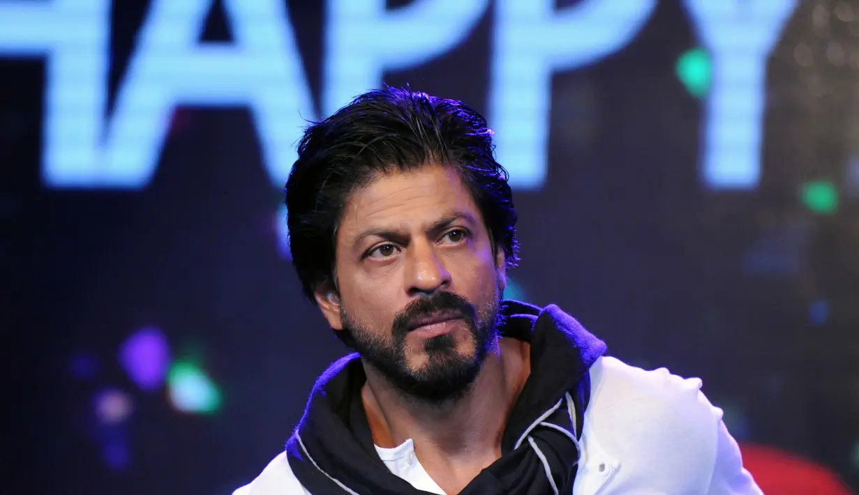 Berbicara tentang ulang tahun ke-50, Shah Rukh Khan mengatakan kepada Bollywood Life, hari bahagianya ia sibukkan untuk bertemu media dan melambaikan tangan ke penggemarnya yang menunggu di depan rumah. (AFP/Bintang.com)