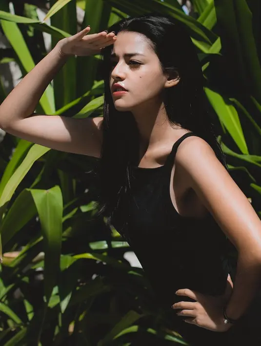 Gaya kasual seakan sudah menjadi penampilan andalan Susan Sameh. Kali ini ia tampil fashionable dengan busana warna hitam. Meski terlihat simepl, penampilan pemain film Kuntilanak 2 ini terlihat menawan. (Liputan6.com/IG/@susansameeh)