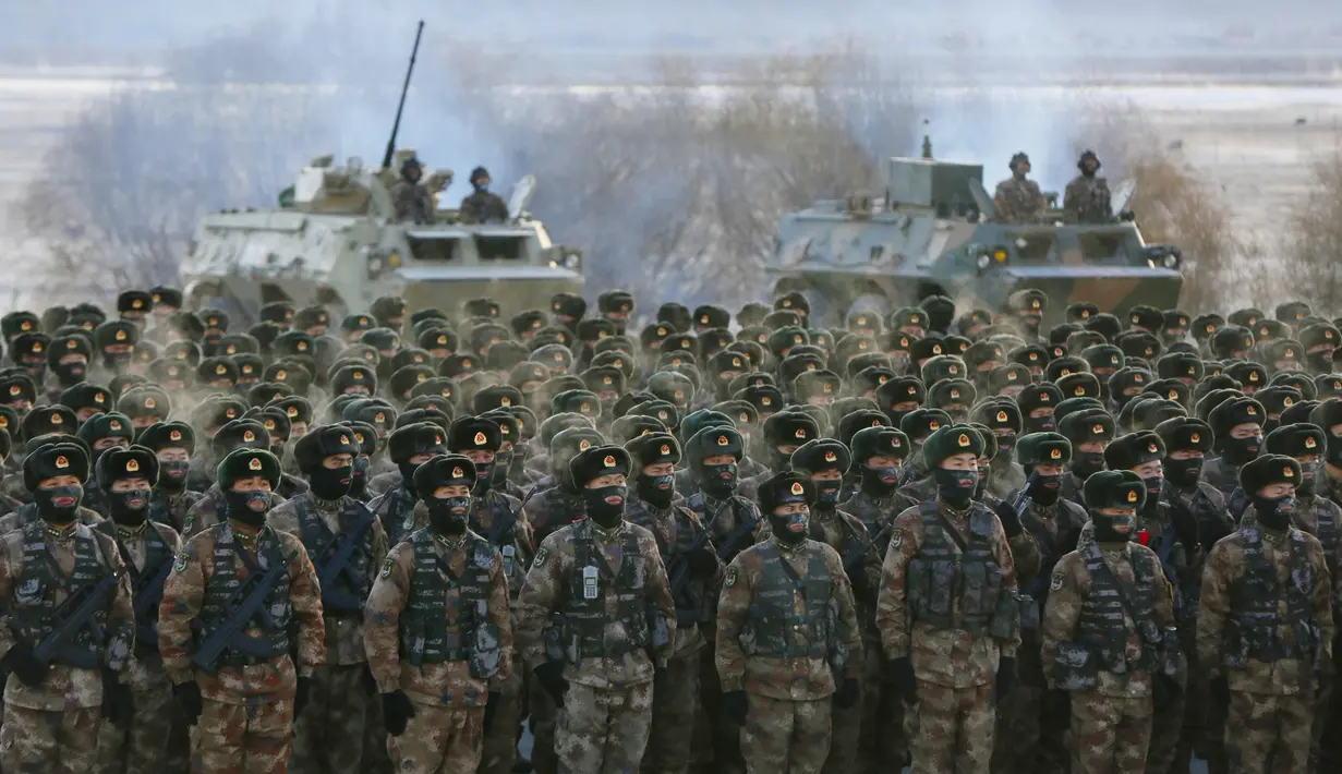 Barisan prajurit Tentara Pembebasan Rakyat (PLA) yang dikerahkan dalam latihan militer di Pegunungan Pamir, Kashgar, wilayah Xinjiang, barat laut China (4/1/2021). (AFP/STR)