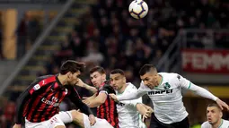 Gelandang AC Milan, Lucas Paqueta berusaha menyundul bola ke arah gawang Sassuolo selama pertandingan lanjutan Liga Italia di stadion San Siro (2/3). AC Milan menang 1-0 atas Sassuolo. (AP Photo/Luca Bruno)
