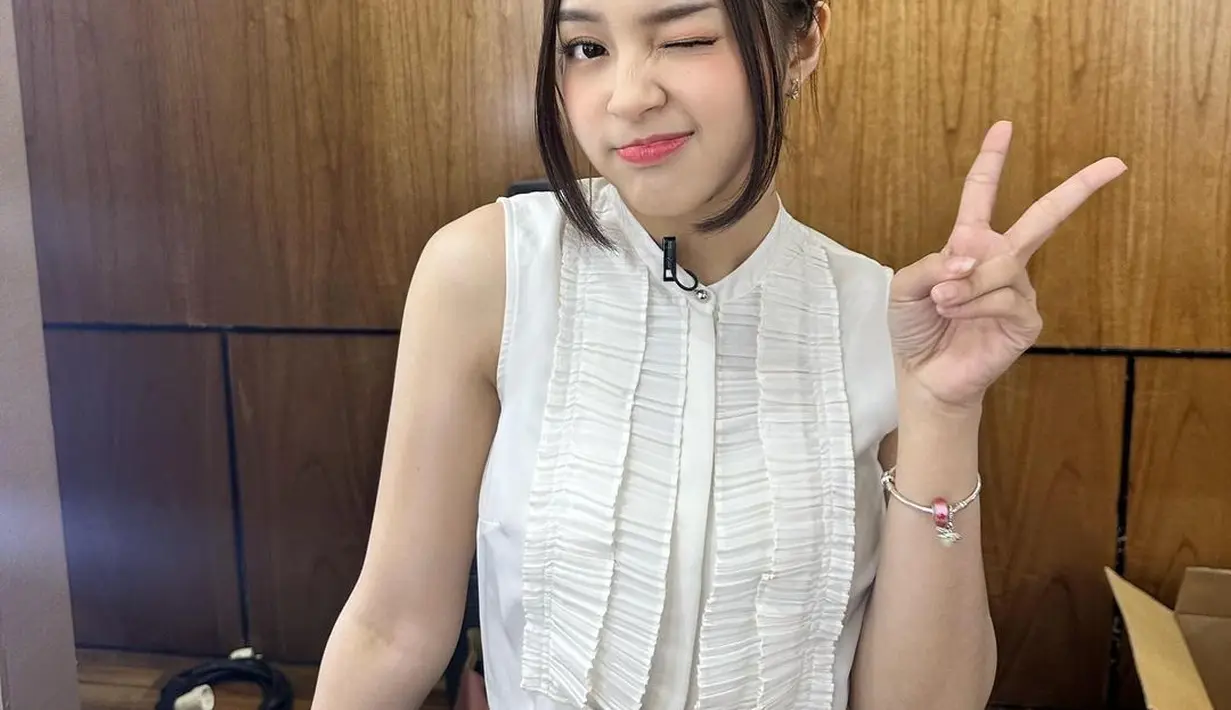 Eca Aura menata rambutnya dengan gaya korean look. Mana gaya rambut Eca Aura yang paling jadi favoritmu, Sahabat FIMELA? [Foto: Instagram/elsaajapasal]