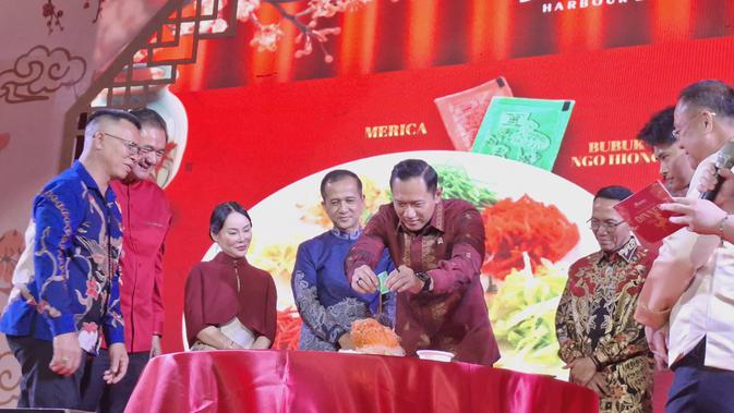 Momen AHY hingga Mentrans Ikut Tradisi Lo Hei Khas Tahun Baru Imlek