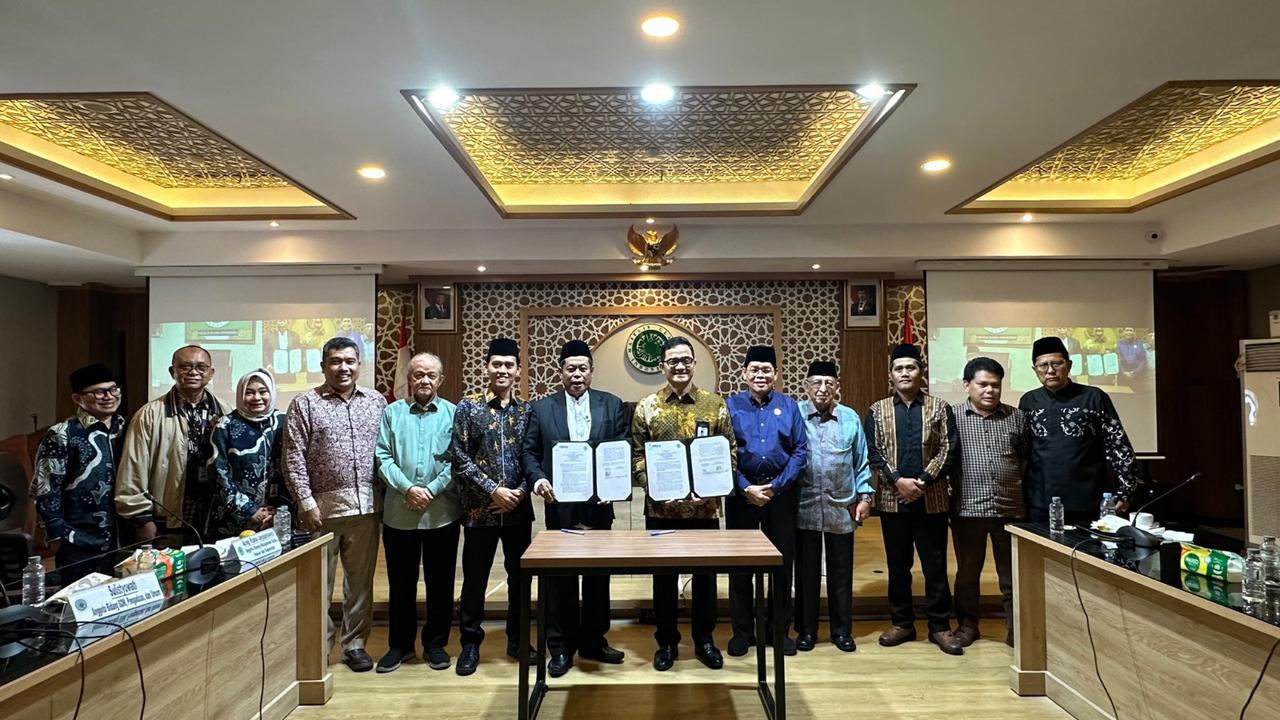 Badan Pengelola Keuangan Haji (BPKH) menandatangani Nota Kesepahaman (MoU) dengan Majelis Ulama Indonesia (MUI), Selasa (11/2), di kantor MUI Pusat Jakarta (Istimewa)