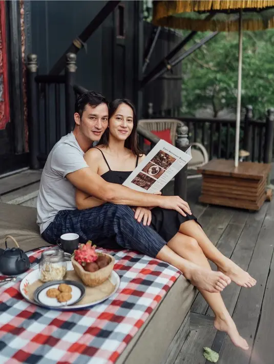 Kisah asmara Mike Lewis dan Janisaa Pradja kini kerap mencuri perhatian. Meski sudah setahun menikah, keduanya bak pasangan muda dan awet muda. (Liputan6.com/IG/mike_lewis)