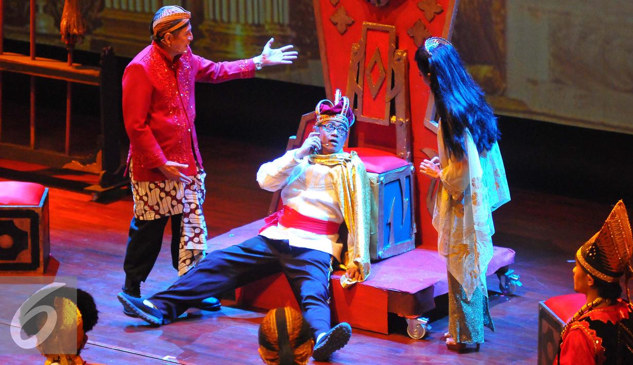 Ekspresi Butet Kertaradjasa saat memainkan teater Kebangsaan Tripikala di Tim, Cikini, Jakarta, Senin (23/1). Teater kebangsan tersebut menceritakan tentang kondisi politik saat ini yang di bawakan dengan sindiran dan humor. (Liputan6.com/Angga Yuniar)