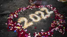 Dukun melakukan ritual ramalan untuk prediksi tahun 2022 sebelum Malam Tahun Baru di bukit San Cristobal di Lima, Peru (29/12/2021). (AFP/Ernesto Benavides)