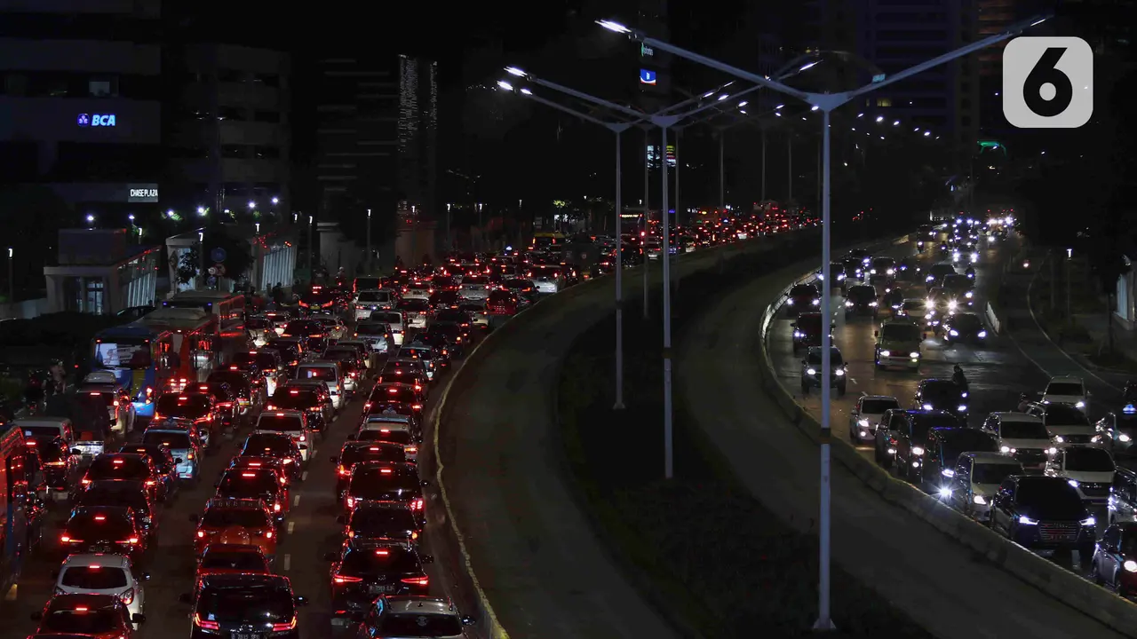 FOTO: Kemacetan Lalu Lintas Jakarta Saat PPKM Level 2