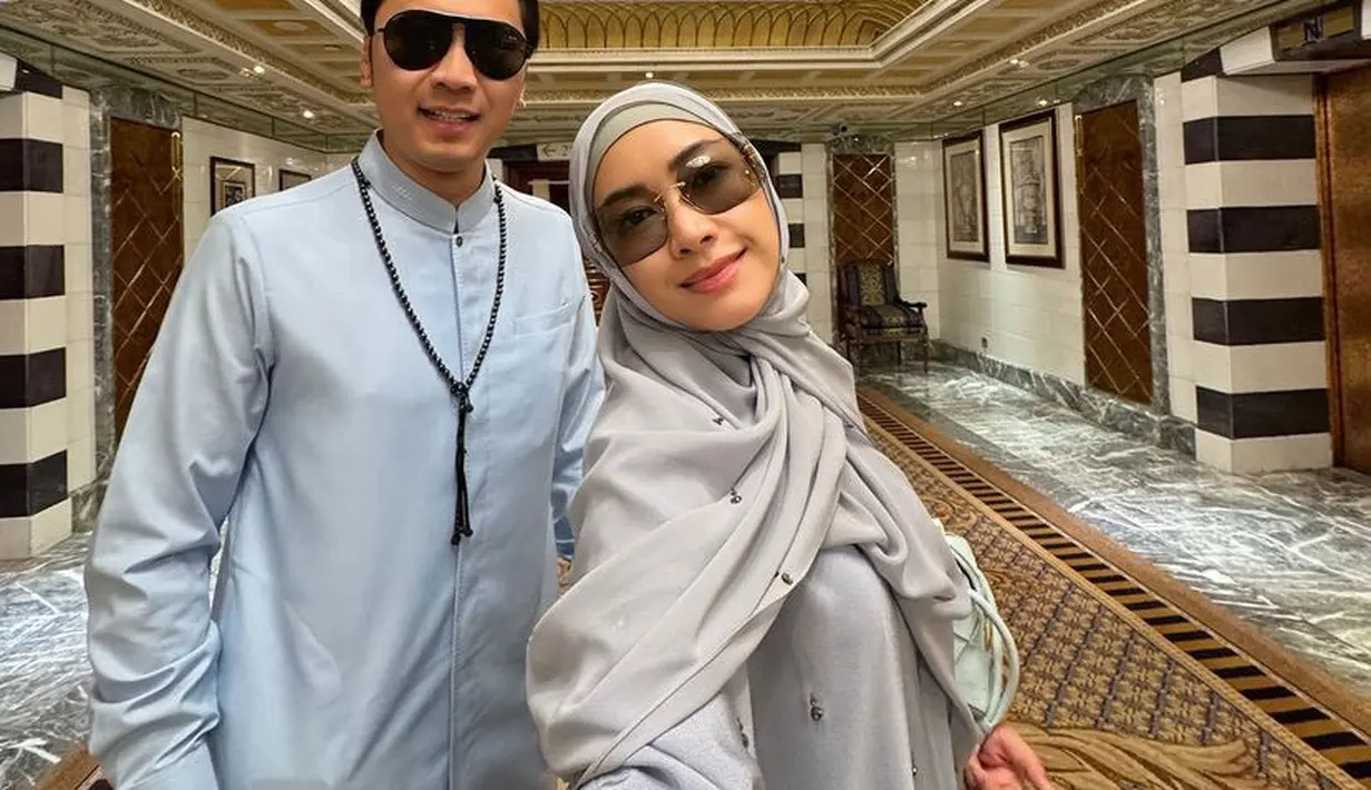 Ruby tampil dengan serba abu-abu mengenakan abaya beraksen sedikit beads dan kerudung panjang senada dengan abayanya. Melengkapi tampilannya dengan kacamata hitam berukuran besar. [@ruby_26]