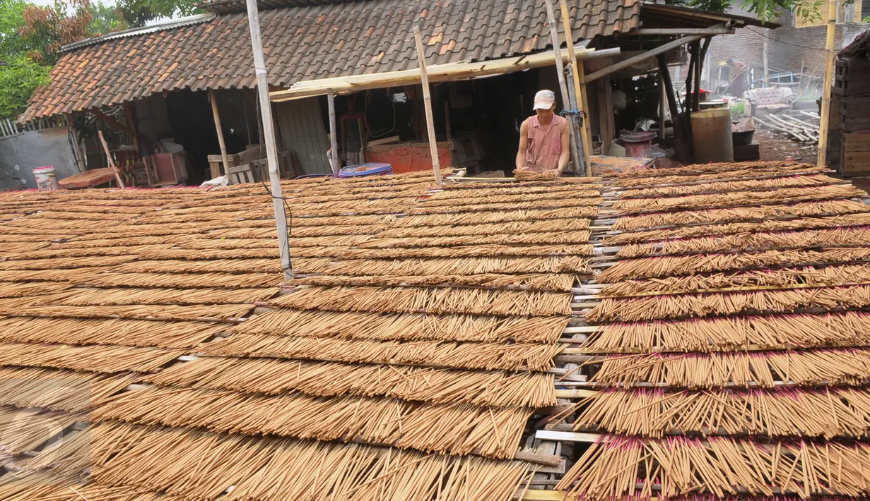 Kumpulan kayu untuk batang hio sedang dijemur, Teluk Naga, Tangerang, Jumat (15/1/2016). Menjelang perayaan tahun baru Cina (Imlek) pesanan hio melonjak drastis hingga 300 persen. (Liputan6.com/Faisal R Syam)