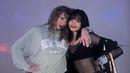 <p>Dalam carousel Instagram Lisa, Taylor Swift terlihat melingkarkan lengannya di bahu Lisa sambil menyandarkan kepalanya. Dia mengenakan hoodie berwarna abu-abu yang dipadukan dengan celana pendek denim. (Foto: Instagram/ lalalalisa_m)</p>