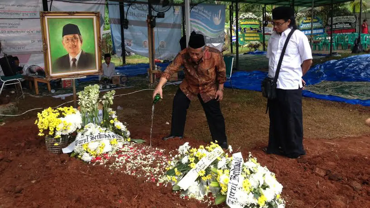 M Nuh ziarah ke makam Hasyim Muzadi