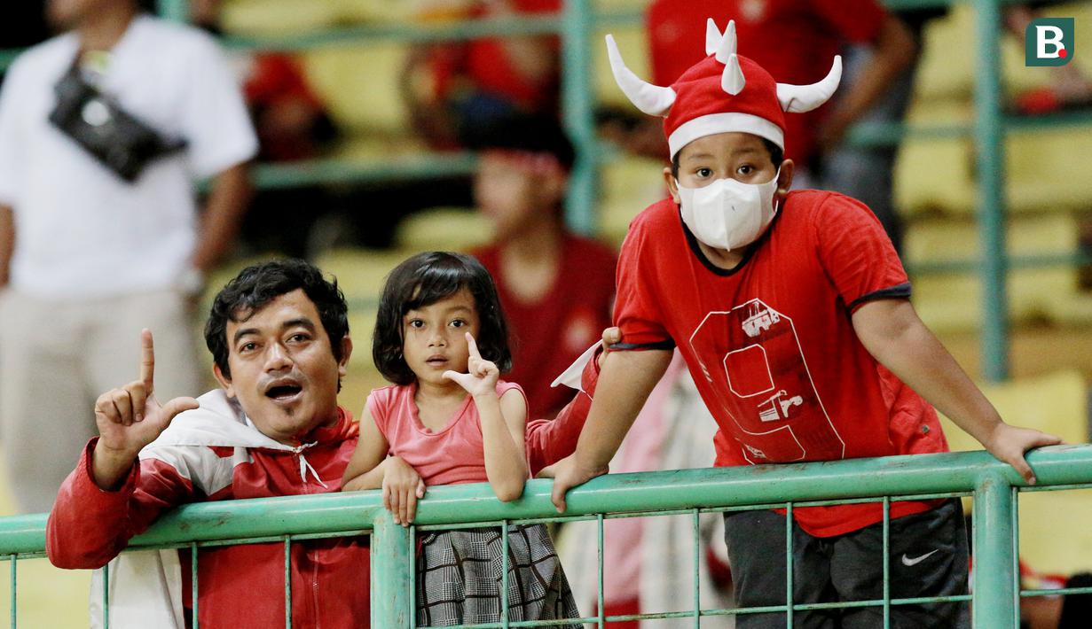 Suporter cilik ikut memberi dukungan saat Timnas Indonesia U-19 melawan Brunei Darussalam pada laga kedua Grup A Piala AFF U-19 2022 di Stadion Patriot Candrabhaga, Bekasi, Senin (4/7/2022). (Bola.com/M Iqbal Ichsan)