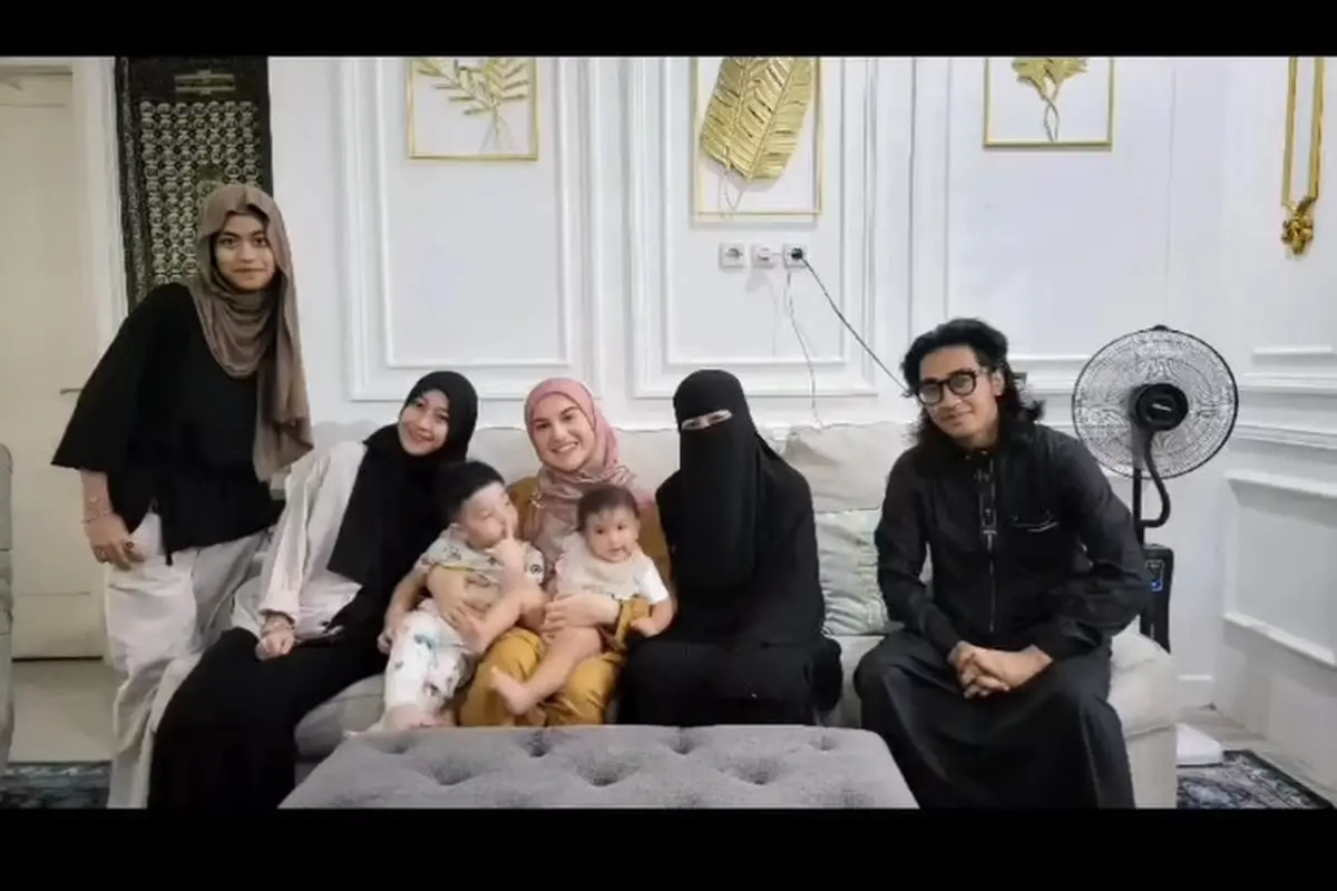 Irish Bella buka puasa Ramadhan di rumah Umi Pipik (Foto: Instagram _ummi_pipik_)