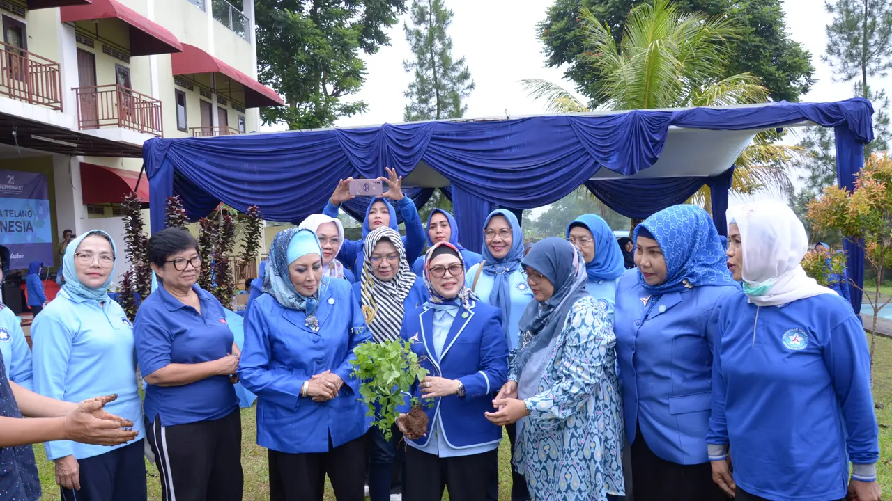 Putri Wapres Maaruf Amin yang kini menjabat sebagai Ketua Perempuan Demokrat Republik Indonesia (PDRI), Siti Nur Azizah, rayakan hari jadi Partai Demokrat. (Liputan6.com/Pramita Tristiawati)
