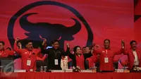 Megawati Soekarnoputri bersama sejumlah pengurus PDIP saat penutupan Rakernas I PDIP di Jakarta, Selasa (12/1/2016). PDIP melontarkan gagasan tentang pentingnya haluan negara dalam proses pembangunan jangka panjang Indonesia. (Liputan6.com/Faizal Fanani)