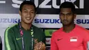 Pemain Timnas Indonesia, Hansamu Yama dan pemain Singapura, Hariss Harun, bersalaman saat jumpa pers jelang laga Piala AFF 2018 di Stadion Nasional, Singapura, Kamis (8/11). Timnas akan berhadapan dengan Singapura. (Bola.com/M. Iqbal Ichsan)