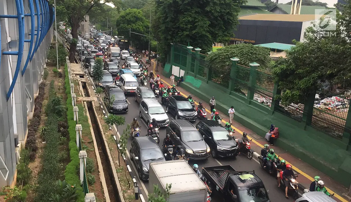 Arus lalu lintas di sekitar kawasan Stasiun Palmerah, Jakarta, Kamis (6/12). Selain kurang pengawasan, tidak adanya sanksi tegas juga membuat PKL dan ojek online berani mangkal sembarangan. (Liputan6.com/Immanuel Antonius)