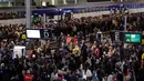 Suasana saat penumpang menunggu kerete di Stasiun Gare de Lyon, Paris, Prancis, Selasa (3/4). Aksi mogok massal menyebabkan perjalanan kereta dibatalkan. (AP Photo/Francois Mori)