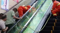 lengan seorang balita 3 tahun terjepit dan terjebak eskalator di sebuah supermarket di China. 