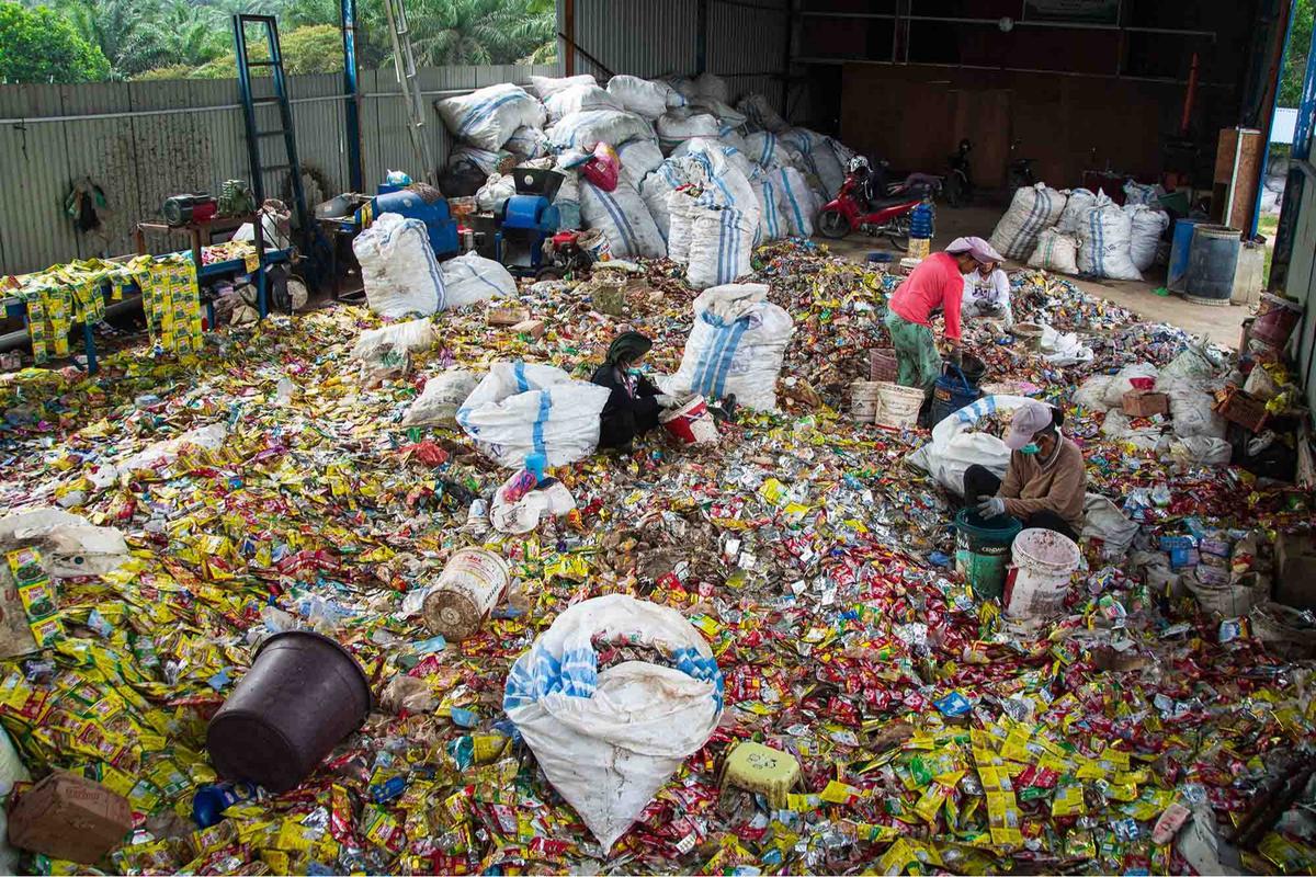FOTO: Dari Sampah Plastik Mengalir Solar Ramah Lingkungan
