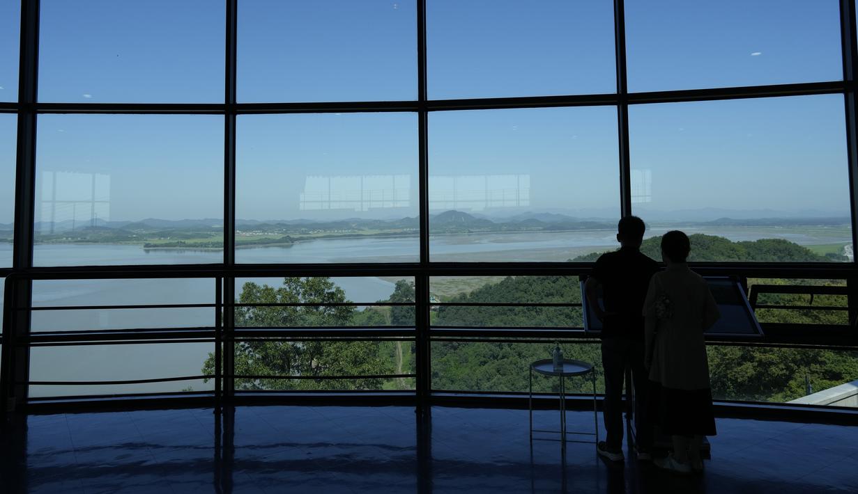 Pengunjung melihat sisi Korea Utara dari observatorium unifikasi di Paju, Korea Selatan, Kamis (8/9/2022). Sejak Perang Korea 1950-1953 berakhir, kedua negara melarang jutaan warganya melintasi perbatasan untuk mengunjungi satu sama lain. (AP Photo/Lee Jin-man)