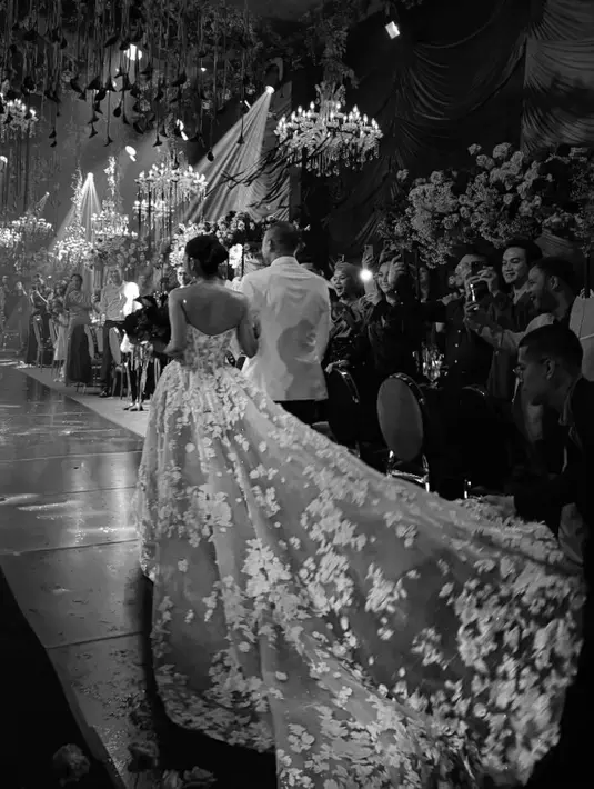 Usai gelar akad nikah yang sakral dalam adat Jawa, BCL dan Tiko Aryawardhana menggelar acara resepsi pernikahan dengan konsep internasional. [Foto: IG/@mryogiepratama]