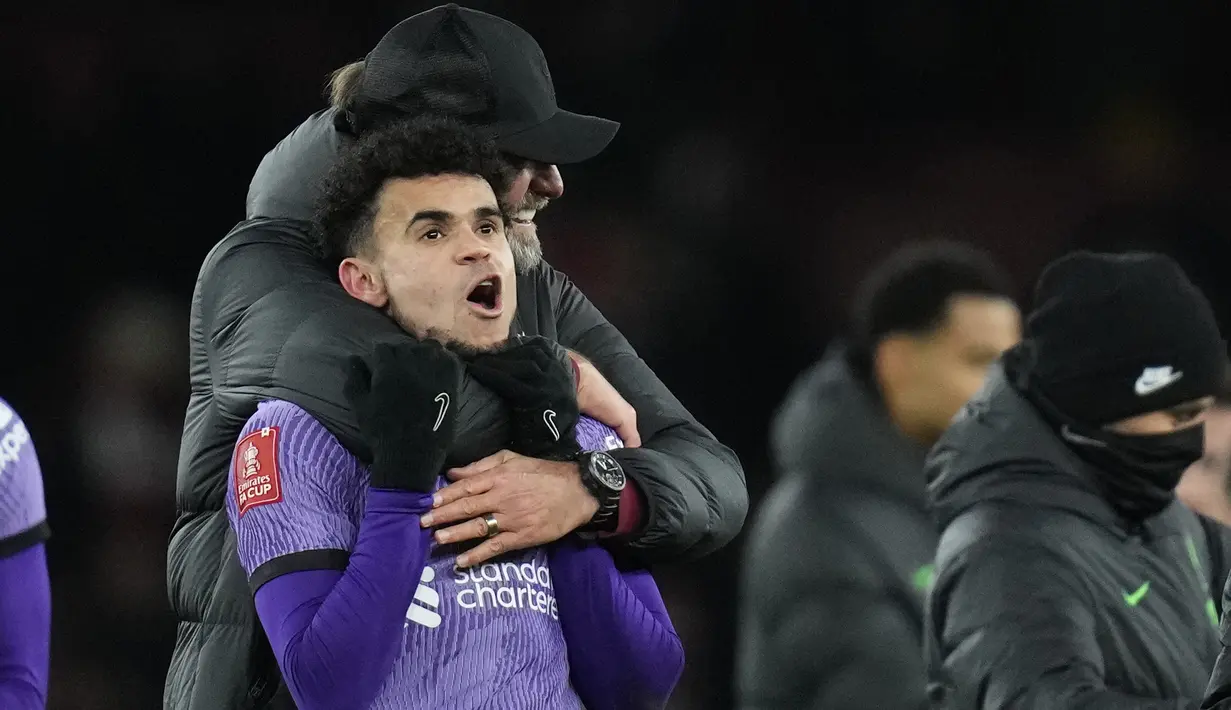 Pelatih Liverpool, Jurgen Klopp (kiri), memeluk Luis Diaz setelah anak asuhnya memenangkan pertandingan putaran ketiga FA Cup 2023/2024 melawan Arsenal yang berlangsung di Emirates Stadium, Minggu (7/1/2024) malam WIB. (AP Photo/Kirsty Wigglesworth)