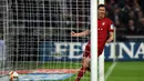 Pemain Bayern Munich, Robert Lewandowski merayakan gol saat timnya menang atas Shalke 04 pada lanjutan Bundesliga di Gelsenkirchen, Jerman,Minggu (22/11/2015) dini hari WIB. Bayern Munich  menang 3-1.   (AFP Photo/Patrik Stollarz)