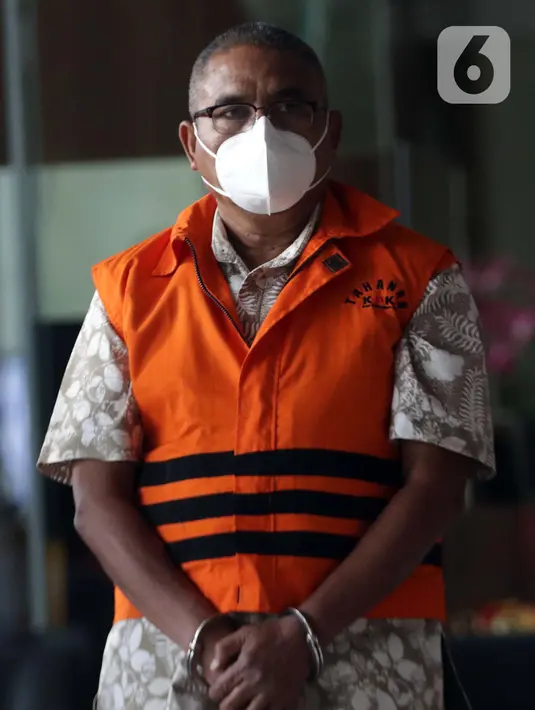 Inspektur Wilayah I Kementerian ATR/ BPN, Gusmin Tuarita bersiap menjalani rilis penahanan di Gedung KPK, Jakarta, Rabu (24/3/2021). Gusmin Tuarita ditahan terkait kasus dugaan penerimaan gratifikasi dan TPPU terkait pemberian serta penerbitan surat rekomendasi HGU. (Liputan6.com/Helmi Fithriansyah)