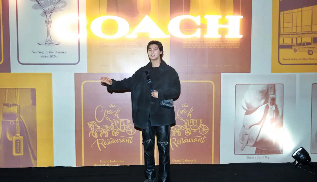 Kang Min Hyuk, bintang utama di acara ini, berhasil merenggut perhatian semua orang ketika memasuki red carpet. [Foto: Document FIMELA/Adrian Putra]