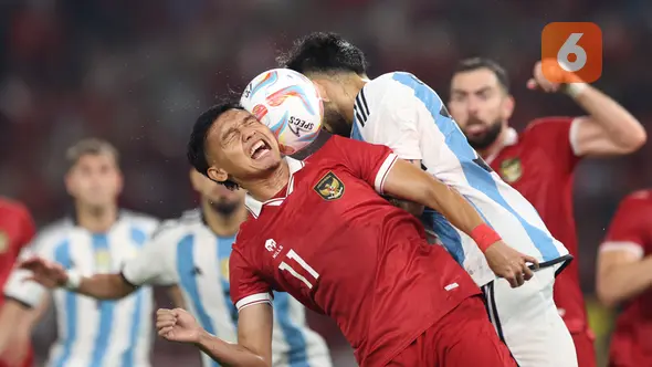 <p>Pemain Timnas Indonesia,&nbsp;Dendy Sulistyawan (kiri) berberebut bola dengan pemain Timnas Argentina dalam pertandingan FIFA Matchday 2023 di Stadion Utama Gelora Bung Karno, Jakarta, Senin (19/6/2023). (Bola.com/Bagaskara Lazuardi)</p>