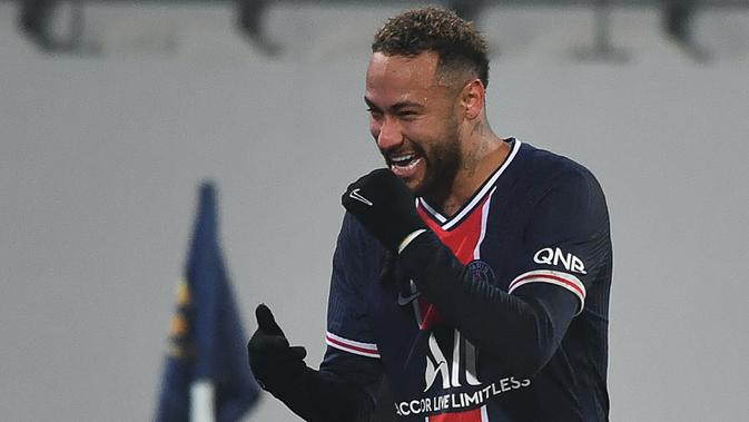 Penyerang PSG, Neymar, merayakan gol yang dicetaknya ke gawang Marseille pada laga Piala Super Prancis di Stade Bollaert-Delelis, Kamis (14/1/2020). PSG menang 2-1 atas Marseille dan berhasil menjadi juara Piala Super Prancis. (AFP/Denis Charlet)