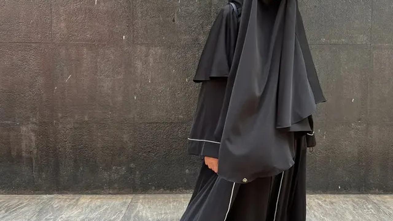 Gaya Syar'i Stylish Paula Verhoeven, Padukan Abaya Hitam dengan Tas dan Sandal Hermes