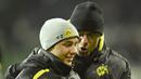 Kenangan kebersamaan pelatih Liverpool, Jurgen Klopp, dan pemain Bayern Munchen, Mario Gotze, saat masih bersama di Dortmund. Klopp kini dikabarkan akan mendatangkan Gotze ke Anfield untuk kembali mengulang kejayaan bersama. (AFP/Odd Anderson)