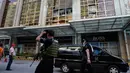 Anggota kepolisian melintasi area hotel yang berasap di kompleks Resorts World Manila, Filipina, Jumat (2/6). Seorang pria bersenjata melakukan serangan dengan menembaki ke arah pengunjung dan meja kasino yang ada di dalam hotel. (AP Photo/Aaron Favila)