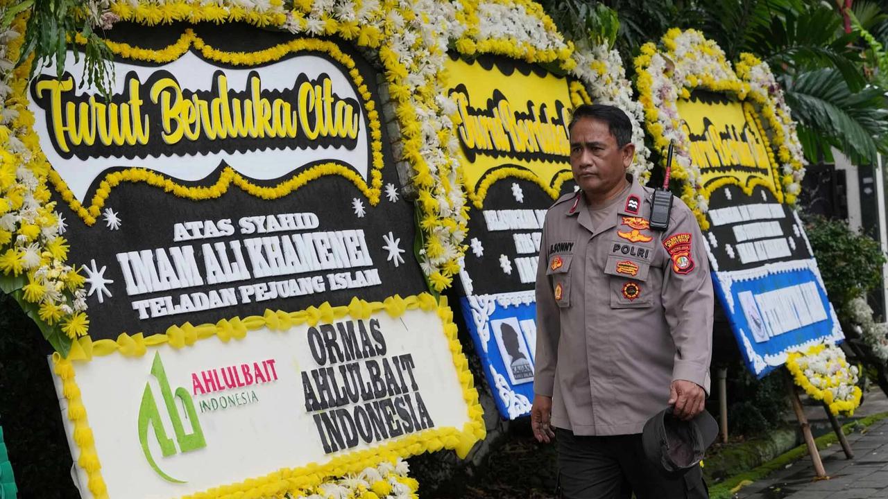 FOTO: Karangan Bunga Duka Cita untuk Ayatollah Ali Khamenei di Jakarta