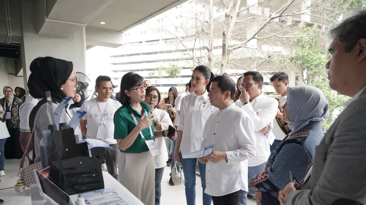 Country Head Tanoto Foundation Indonesia Inge Kusuma bersama Menteri Perencanaan Pembangunan Nasional/Kepala Badan Perencanaan Pembangunan Nasional (PPN/Bappenas) Suharso Monoarfa di SDGs Festival, Jakarta, Minggu 6 Oktober 2024 (Istimewa)