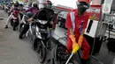 Petugas dengan sarung tangan, masker dan pelindung wajah melayani pembeli BBM di SPBU kawasan Cilendek, Bogor, Selasa (5/5/2020). Mencegah penularan Covid-19, sejumlah perusahaan memberikan pelindung diri kepada pegawai, terlebih yang berhubungan langsung dengan pelanggan. (merdeka.com/Arie Basuki)