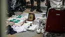 Sejumlah barang bukti diamankan saat saat penggeledahan di lokasi bekas Sekretariat Markas FPI di Petamburan, Jakarta, Selasa (27/4/2021). Berdasarkan keterangan polisi, Munarman diduga menggerakkan orang lain untuk melakukan tindak pidana terorisme. (Liputan6.com/Faizal Fanani)