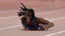 Sprinter Amerika Serikat, English Gardner frustasi setelah gagal melewati garis finish akibat cedera saat berlaga dalam semifinal 100 meter putri Kejuaraan Atletik Dunia di Doha, Qatar, Minggu (29/9/2019). Peraih medali emas olimpiade tersebut mengalami cedera hamstring. (AP Photo/Petr David Josek)