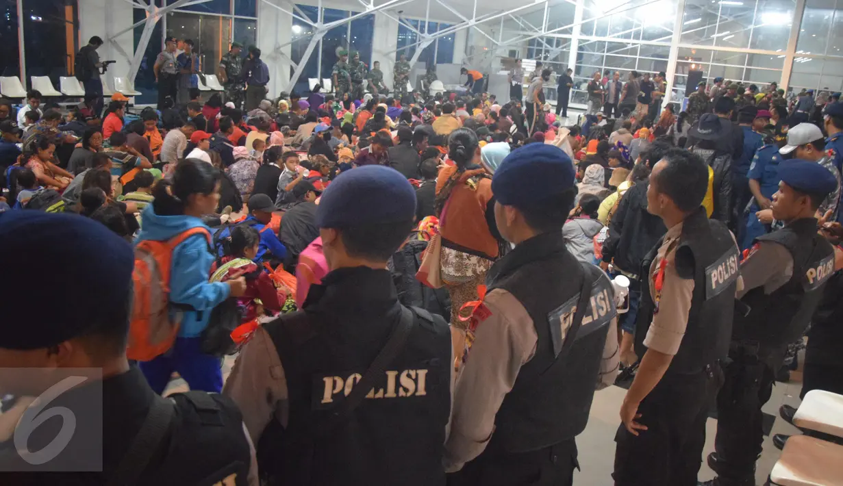Mantan anggota Gafatar beristirahat sejenak di Pelabuhan Tanjung Emas, Semarang, Rabu (26/1/2016). Rombongan kedua yang dibawa dari Kalimantan Barat ini sebanyak 1281 orang dengan menggunakan KM Dharma Ferry 2. (Foto:Gholib) 