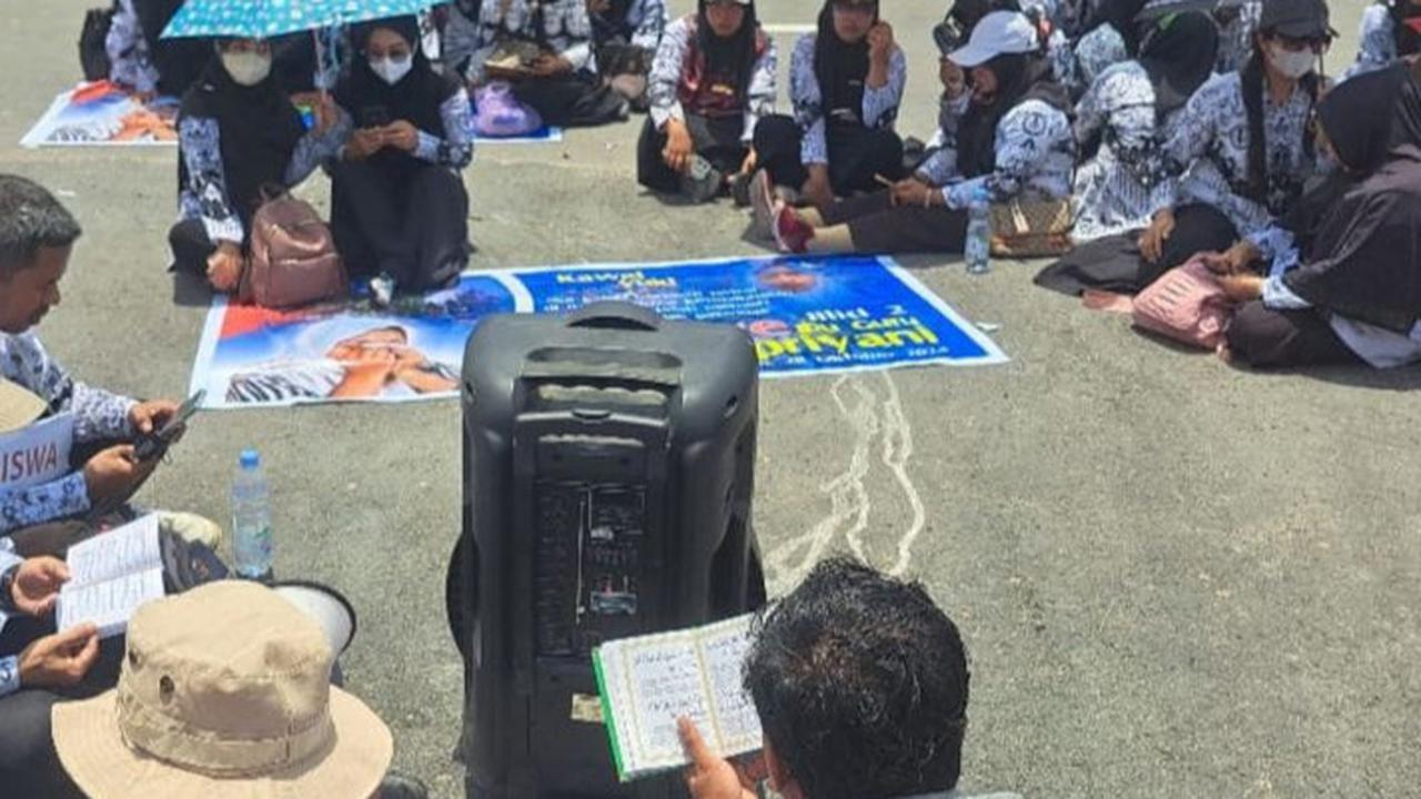 Kawal Sidang Lanjutan Supriyani Dituduh Pukul Siswa Anak Polisi, Ratusan Guru Baca Yasin di Depan PN Andoolo