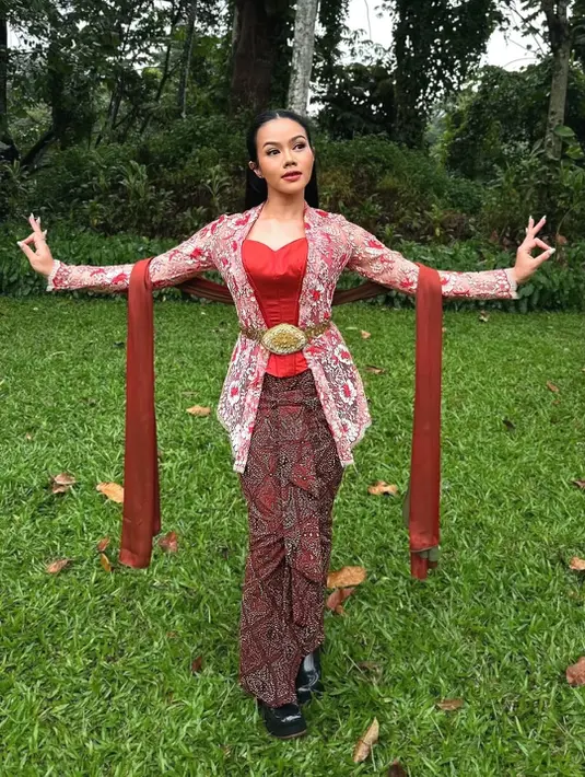<p>Alih-alih mengenakan kebaya dalam format konservatif, Yura lebih memilih menjadikannya sebagai media eksplorasi kreatif. [@yurayunita].</p>