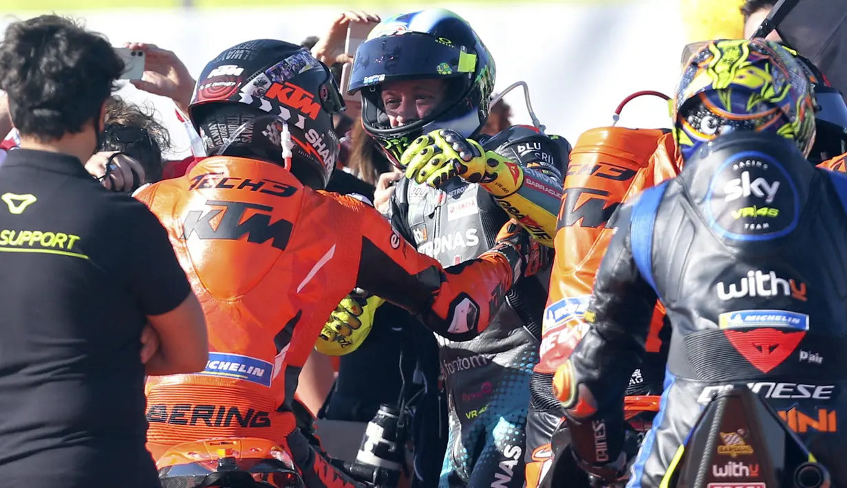 Pemandangan di Sirkuit Ricardo Tormo, Valencia, benar-benar menunjukkan penghormatan besar terhadap Rossi. Bukan hanya penonton tapi rider juga menunjukkan sikap hormat kepada sang legenda. (AP Photo/Alberto Saiz)
