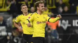 Selebrasi gelandang Borussia Dortmund, Mario Gotze setelah mencetak gol ke gawang VfL Wolfsburg pada laga Liga Jerman 2019/2020 di Dortmund (2/11/2019). Mario Gotze yang kini menjalani musim kedua bersama Eintracht Frankfurt, tercatat pernah menjadi bagian Bayern Munchen selama tiga musim pada 2013/2014 hingga 2015/2016. Pada awal musim 2016/2017 ia hijrah ke Borussia Dortmund, klub yang pernah dibelanya sebelum bergabung dengan Bayern Munchen. (AFP/Ina Fassbender)