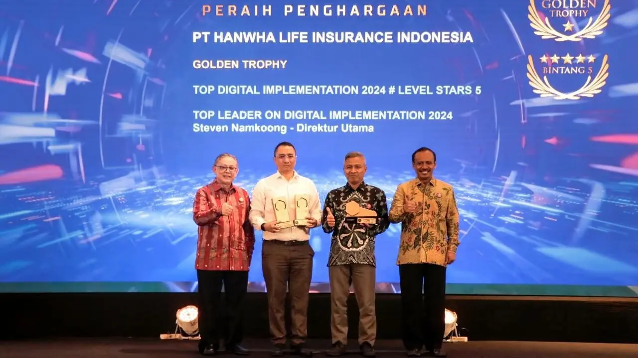 Jackson Richard bersama Eri Wahyudi sebagai Head of Center of Excellence 1 dan 2 mewakili Hanwha Life Indonesia menerima TOP Digital Awards 2024. (Dok Hanwha Life)