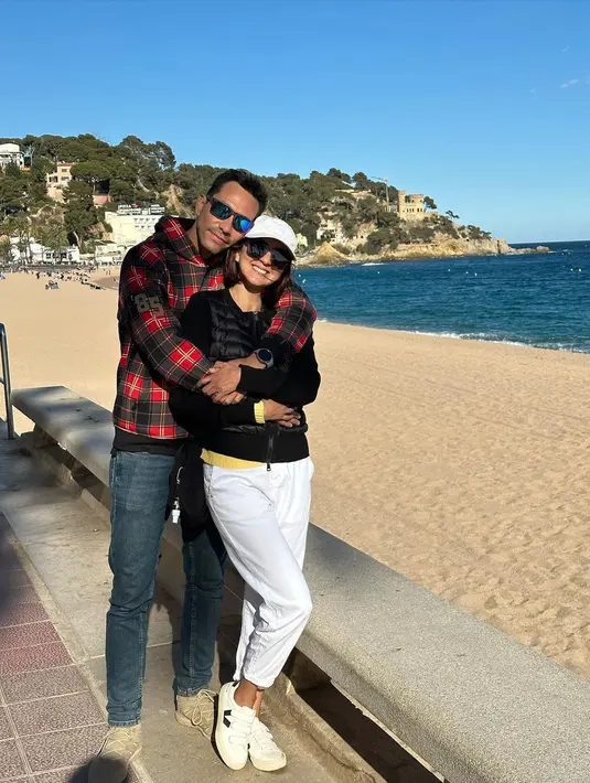 "Kali ini bisa ajak Lio & Diego, walaupun hasilnya seri & gak ada gol tapi tetap seneng banget apalagi dikasih the best seat di belakang bench pemain & bisa sedeket itu sama pemain2 Barça!!," lanjut Darius. [Instagram/darius_sinathrya]