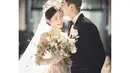 Foto pertama saat di altar pernikahan, Lee Seung Gi tampil dengan setelan jas hitam sementara Lee Da In mengenakan long sleeve wedding dress lengkap dengan tiara dan veil. [Foto: IG/byhumanmade].